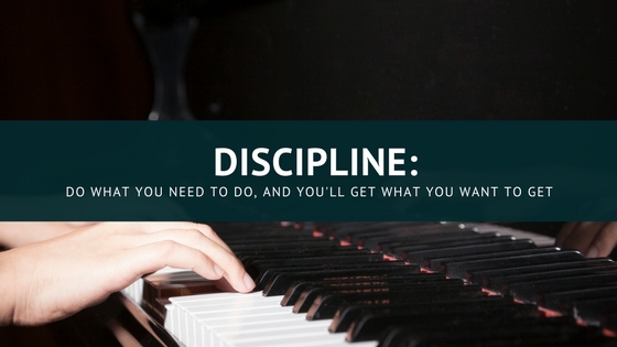 Person's hands playing the piano. The image is intended to be a metaphor for discipline, the subject of the article.